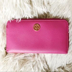 • tory burch robinson zip continental wallet •